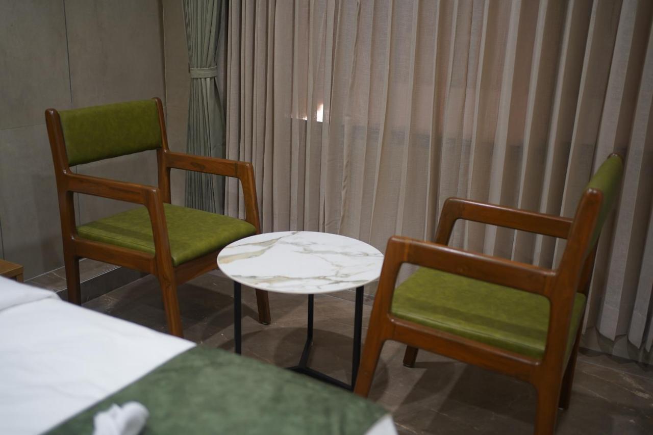 Hotel Stature Inn Kevadia Exteriör bild
