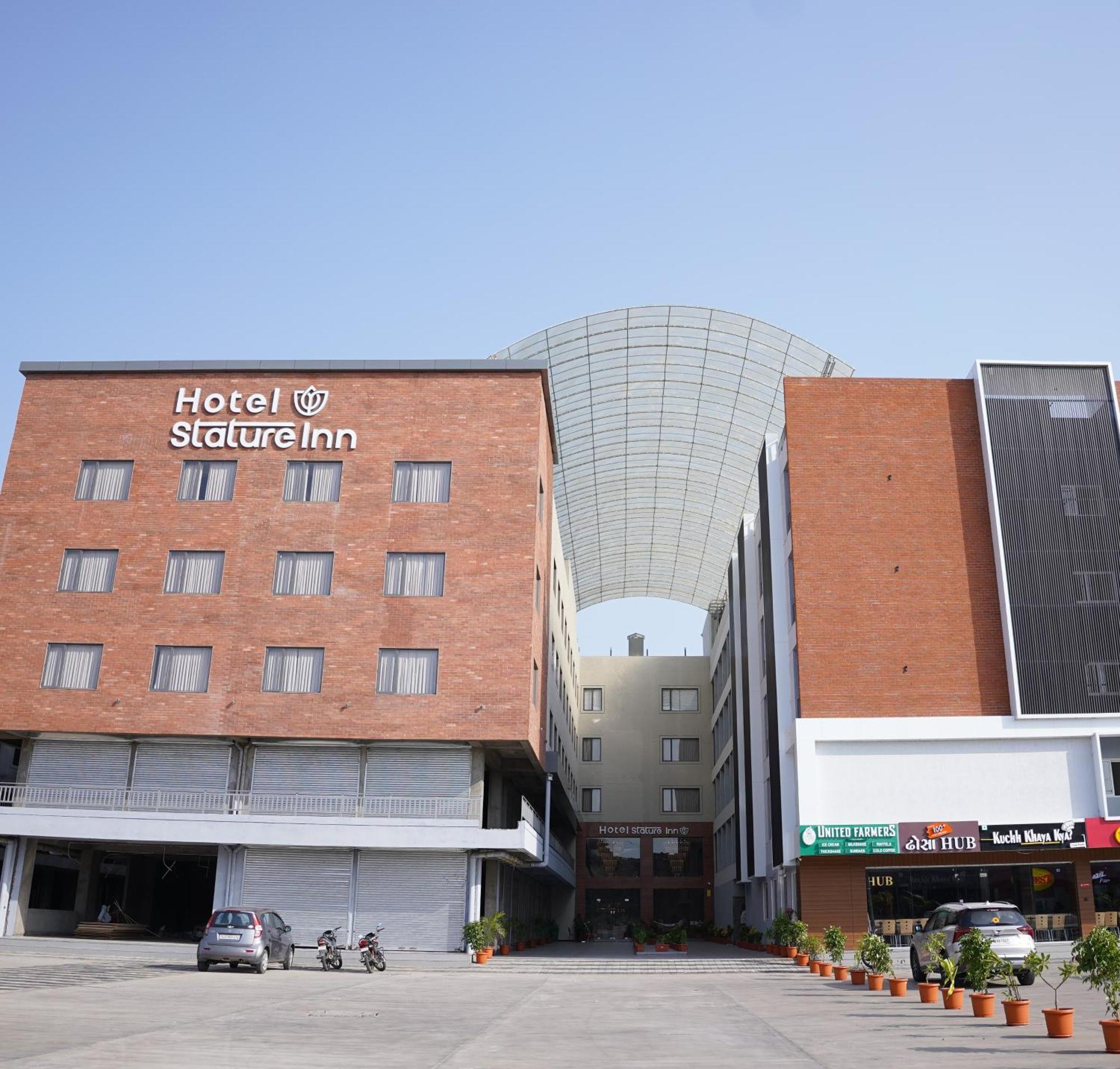 Hotel Stature Inn Kevadia Exteriör bild